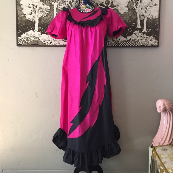 Dresses & Skirts - Beautiful Vintage Traditional Hawaiian Dress 🌺